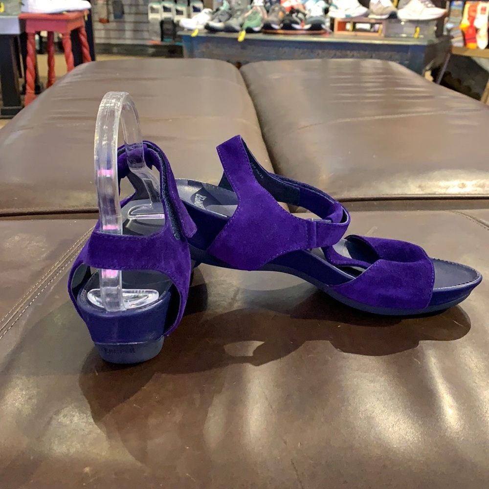 NEW ladies shoes size 39, which would fit a Size 8/8.5.